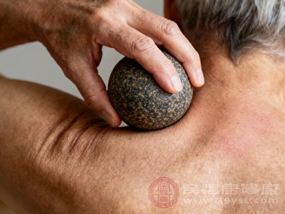 使用按摩球、筋膜枪等工具也能辅助缓解疼痛