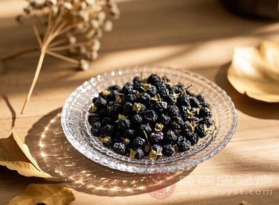 女性朋友為了養(yǎng)顏，可每天食用黑枸杞