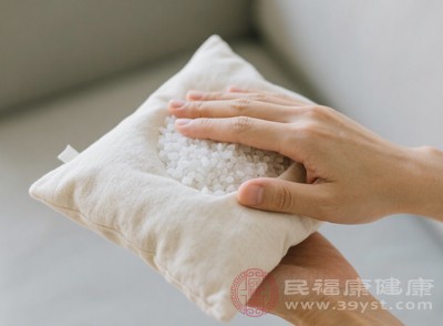 如果没有热水袋，也可以将粗盐炒热装入布袋