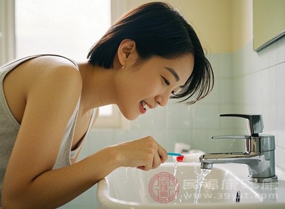 不注意口腔清潔是引發(fā)口苦的常見原因之一