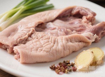 猪肚性温，有补虚损、健脾胃的功效