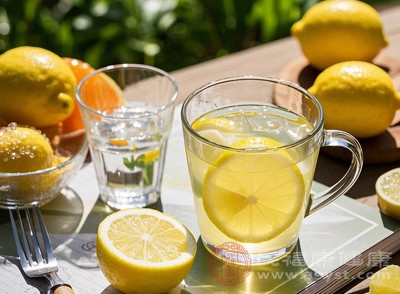 切好的柠檬片可以去除柠檬籽，因为柠檬籽含有较多的苦涩成分