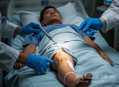 關節(jié)扭傷后，局部會出現(xiàn)腫脹、疼痛，關節(jié)活動受限