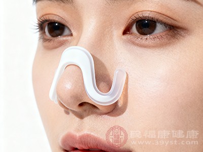 借助鼻夹辅助 借助鼻夹辅助