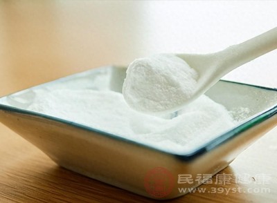 厨房是油污的“重灾区”，而小苏打对付油污有着出色的表现