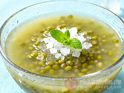 制作綠豆湯時，要將綠豆清洗干凈，保證食材的新鮮