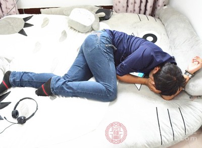 血管受到壓迫，血液無法正常流通，神經(jīng)得不到充足的血氧供應(yīng)