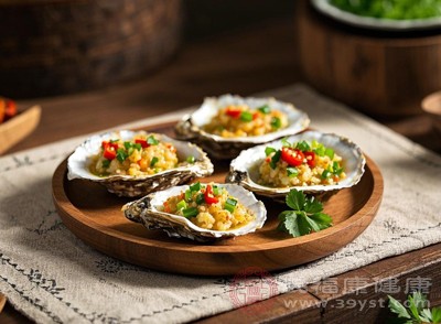 对海鲜过敏,那么应坚决避免食用蒜蓉烤生蚝 对海鲜过敏,那么应坚决避免食用蒜蓉烤生蚝