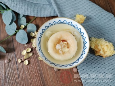 提前將銀耳用清水泡發(fā)2-3小時(shí) 提前將銀耳用清水泡發(fā)2-3小時(shí)