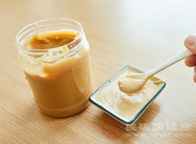 奶油酱、芝士酱等酱料脂肪含量高，热量极高