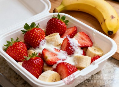 草莓色泽鲜艳,口感酸甜 草莓色泽鲜艳,口感酸甜