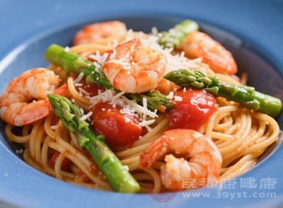 每餐意面干重控制在70-100克,煮熟后搭配至少等量的蔬菜 每餐意面干重控制在70-100克,煮熟后搭配至少等量的蔬菜