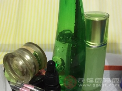 选择适合自己肤质的爽肤水、乳液和面霜 选择适合自己肤质的爽肤水、乳液和面霜