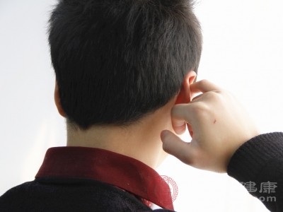 中耳炎也會導(dǎo)致右耳朵里面疼痛