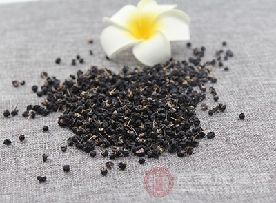 用黑枸杞子泡水是日常生活中最常見的吃法之一