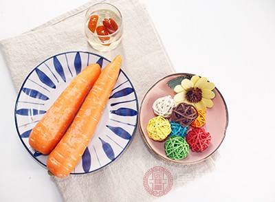 如甜菜、胡蘿卜等，這些食物中含有的天然色素