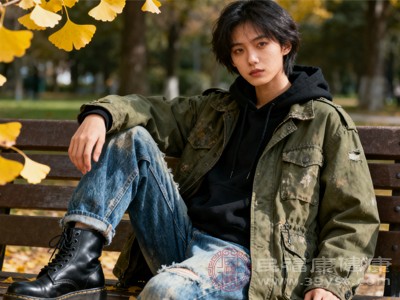 外层应选择防风、防水、透气性较好的衣物,如风衣、冲锋衣、薄款夹克等 外层应选择防风、防水、透气性较好的衣物,如风衣、冲锋衣、薄款夹克等