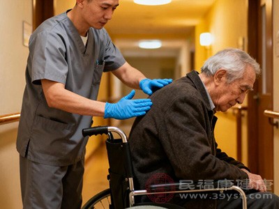 拍背排痰適合無法自主有效咳痰的人群，如嬰幼兒或老年人