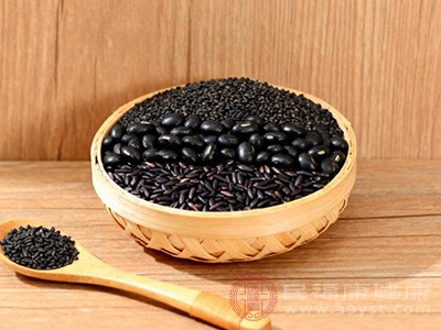 黑米、黑豆、黑芝麻都富含维生素B族、维生素E以及多种微量元素 黑米、黑豆、黑芝麻都富含维生素B族、维生素E以及多种微量元素
