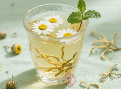 金銀花茶、菊花茶、蒲公英茶等涼茶，都有降火效果