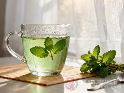 孕妇、哺乳期女性以及体质虚寒的人群,饮用薄荷叶泡水时要格外谨慎 孕妇、哺乳期女性以及体质虚寒的人群,饮用薄荷叶泡水时要格外谨慎