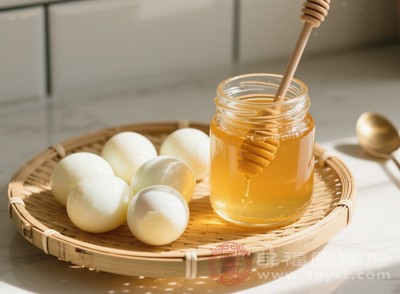 因蜂蜜热量较高（每100克约320千卡），需将其计入每日总热量摄入中，建议每日饮用量不超过10克（约1茶匙），并相应减少其他糖类食物的摄入