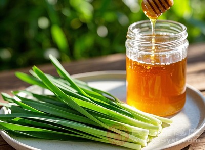 蜂蜜不宜与豆腐、韭菜、螃蟹等食物大量同食