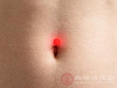 将右手掌心重叠在左手手背上，左手的掌心紧贴于中脘穴上