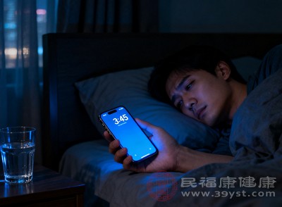睡前1小时内使用手机、电脑等电子产品，屏幕蓝光会抑制褪黑素分泌，导致入睡困难