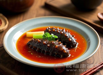 海参焯水后，用葱段爆香，加入适量生抽、蚝油等调料翻炒，口感浓郁，营养丰富，但需注意控制油盐用量