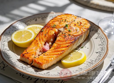 富含维生素D的食物有深海鱼类(如三文鱼、金枪鱼) 富含维生素D的食物有深海鱼类(如三文鱼、金枪鱼)