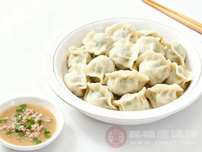 无论是将羊肉和韭菜一起包饺子、做馅饼,还是炒制,韭菜的清香都能中和羊肉的膻味 无论是将羊肉和韭菜一起包饺子、做馅饼,还是炒制,韭菜的清香都能中和羊肉的膻味