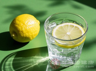 蜂蜜柠檬水对减肥有一定帮助 蜂蜜柠檬水对减肥有一定帮助