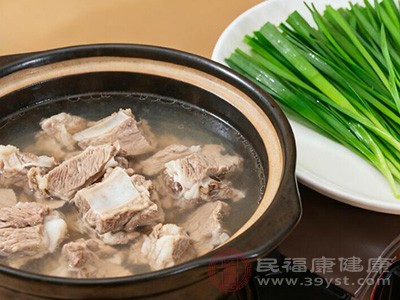 從食材特性來(lái)看，羊肉和韭菜都屬于性溫的食物