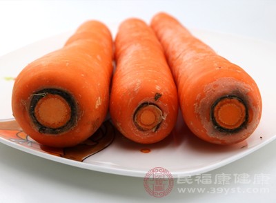除β-胡萝卜素外，胡萝卜还含类黄酮、花青素等植物化学物，具有抗氧化作用，能清除自由基、减少氧化损伤，对维持身体健康有积极意义