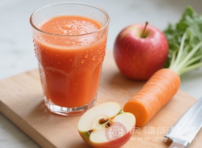 长期每天吃超500克胡萝卜,可能因β-胡萝卜素蓄积引发胡萝卜素血症,表现为手掌脚掌发黄,对健康无害,停食或减量后会消退,需控制量避免单一过量 长期每天吃超500克胡萝卜,可能因β-胡萝卜素蓄积引发胡萝卜素血症,表现为手掌脚掌发黄,对健康无害,停食或减量后会消退,需控制量避免单一过量