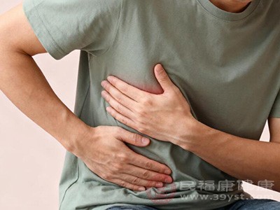 左侧气胸发生时，患者会突然感到左侧胸部剧烈疼痛