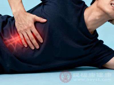 部分患者在胃炎或胃溃疡发作时，疼痛可能会放射到左侧肋骨区域