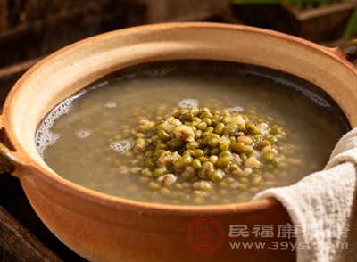 绿豆性凉，有清热解毒、消暑利水的作用