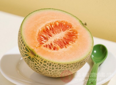 哈密瓜含水量高达90%以上，能有效为身体补充水分，缓解口渴，尤其适合在炎热天气或运动后食用