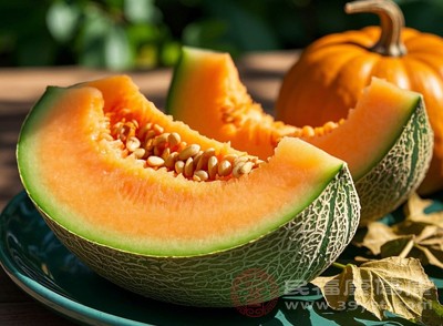 除糖尿病患者外，脾胃虚寒、容易腹泻的人群也应适量食用哈密瓜，因其性偏凉，过量食用可能加重腹泻症状