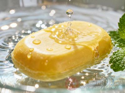 使用硫磺皂洗头后,头发容易变得干燥 使用硫磺皂洗头后,头发容易变得干燥