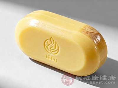 由于硫磺皂的脱脂作用,可能会使头皮过于干燥 由于硫磺皂的脱脂作用,可能会使头皮过于干燥