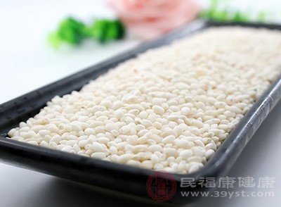 糯米性温、味甘，具有补中益气、健脾养胃等功效