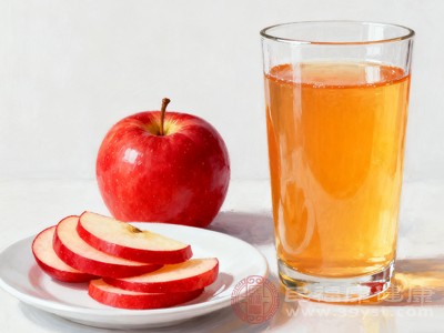 苹果汁口感清甜,风味独特,是一种老少皆宜的饮品 苹果汁口感清甜,风味独特,是一种老少皆宜的饮品