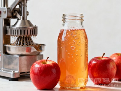 自制鲜榨苹果汁是更好的选择,能最大程度保留营养成分,避免添加剂摄入 自制鲜榨苹果汁是更好的选择,能最大程度保留营养成分,避免添加剂摄入