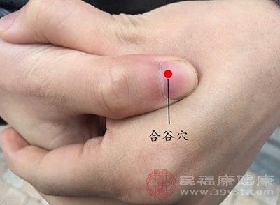合谷穴(手背第2掌骨桡侧的中点处)，用拇指指尖垂直按压，力度以感到酸胀为宜，每次按压1-2分钟，交替按压双侧穴位