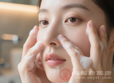 用指腹沿着脸部轮廓轻轻按摩 用指腹沿着脸部轮廓轻轻按摩