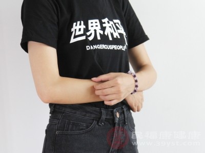 适当去角质能帮助去除堆积在毛囊口的过厚角质 适当去角质能帮助去除堆积在毛囊口的过厚角质