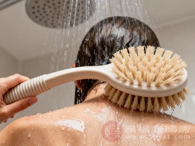 身体刷不仅能起到去角质的作用,还能通过按摩促进皮肤血液循环和新陈代谢 身体刷不仅能起到去角质的作用,还能通过按摩促进皮肤血液循环和新陈代谢